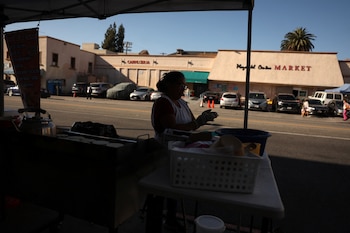 Emprendimientos de comida rápida sobre ruedas, tradicionales en zonas latinas, acusan descensos en ventas y menor flujo de clientes (REUTERS/Pilar Olivares/Archivo)