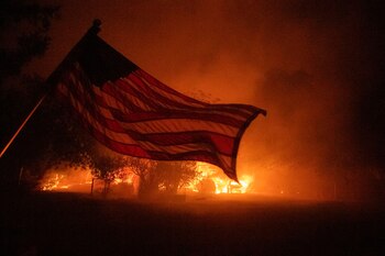 Una bandera estadounidense entre las