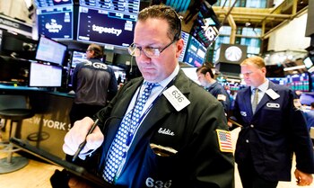 Varios trabajadores operan en la Bolsa de Nueva York (EE.UU.). EFE/Justin Lane/Archivo