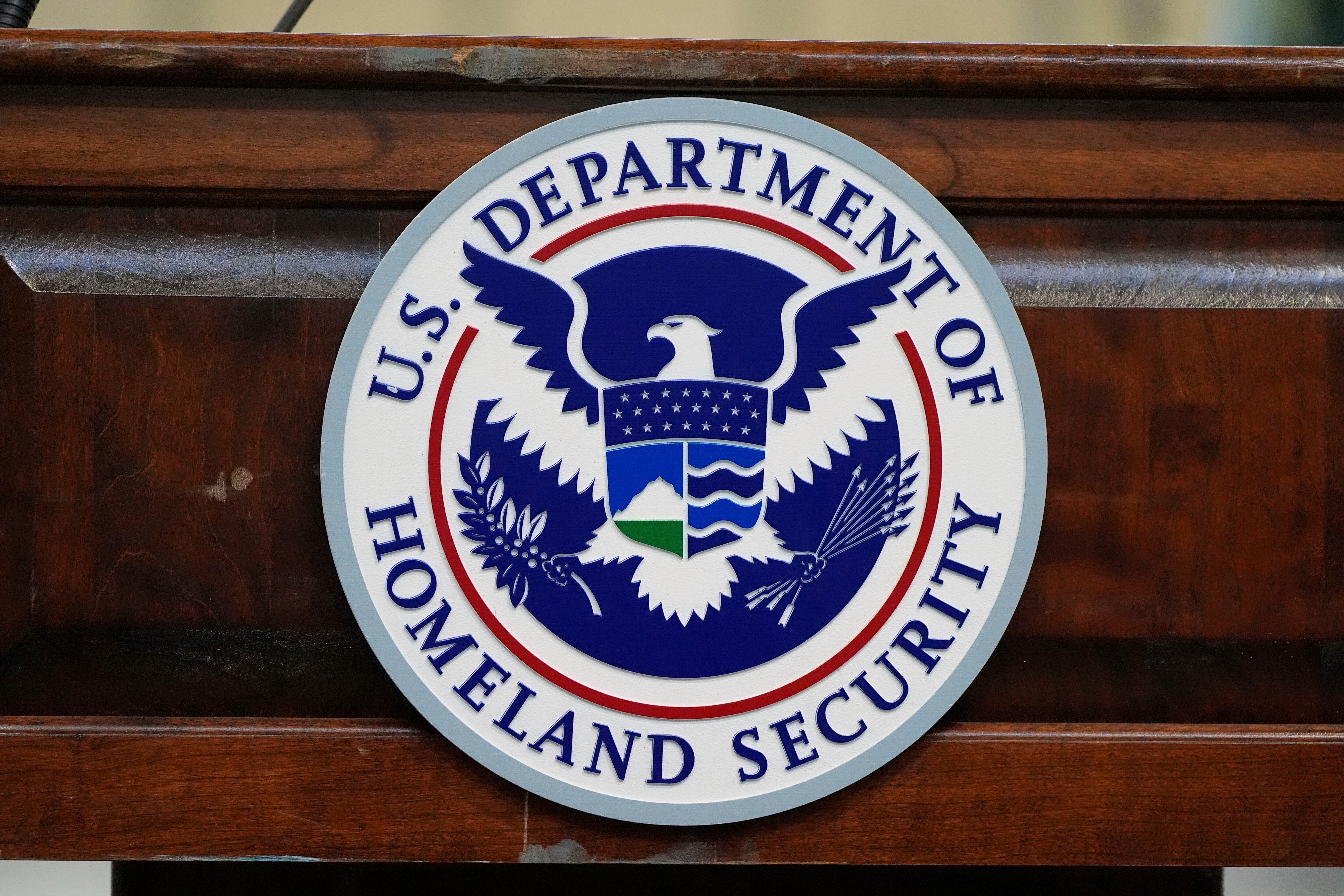 Error del DHS expone vacíos administrativos en notificaciones oficiales. (AP Foto/Alex Brandon)