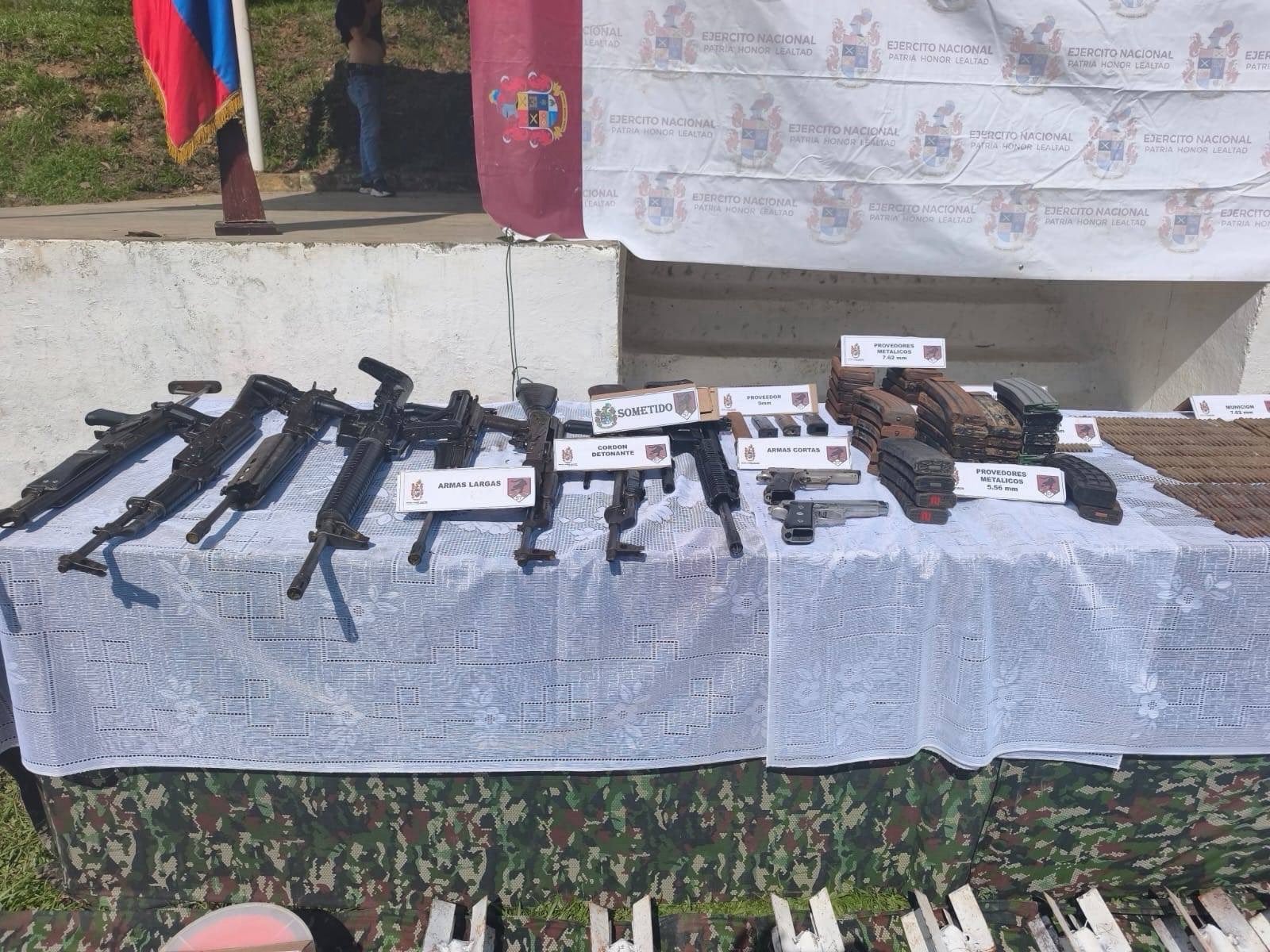 El operativo dejó la incautación de 8 fusiles, 2 pistolas, 1.330 cartuchos y diferentes elementos para la fabricación y uso de explosivos. - crédito @ABDELAESPRIELLA/X