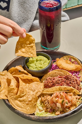 Se pueden encontrar tacos de pollo asado o pollo frito, carne asada, desmechada o al pastor, de chorizo e incluso pescado.