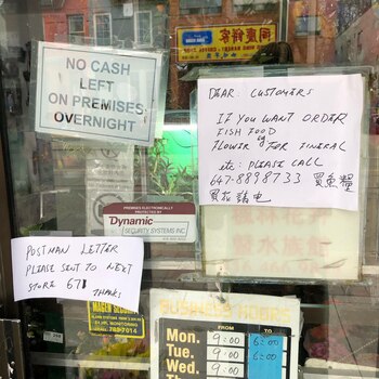 Carteles callejeros, pantallas de dispositivos