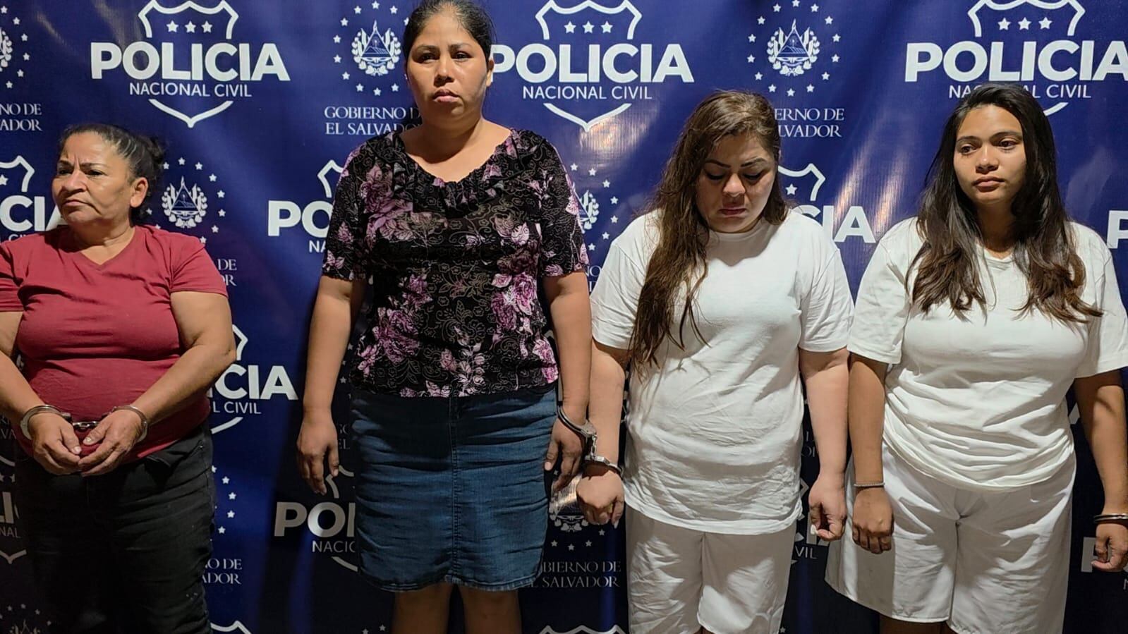Varias de las mujeres detenidas durante el operativo en Apopa son presentadas por la Policía Nacional Civil, tras ser capturadas por delitos de extorsión y robo.