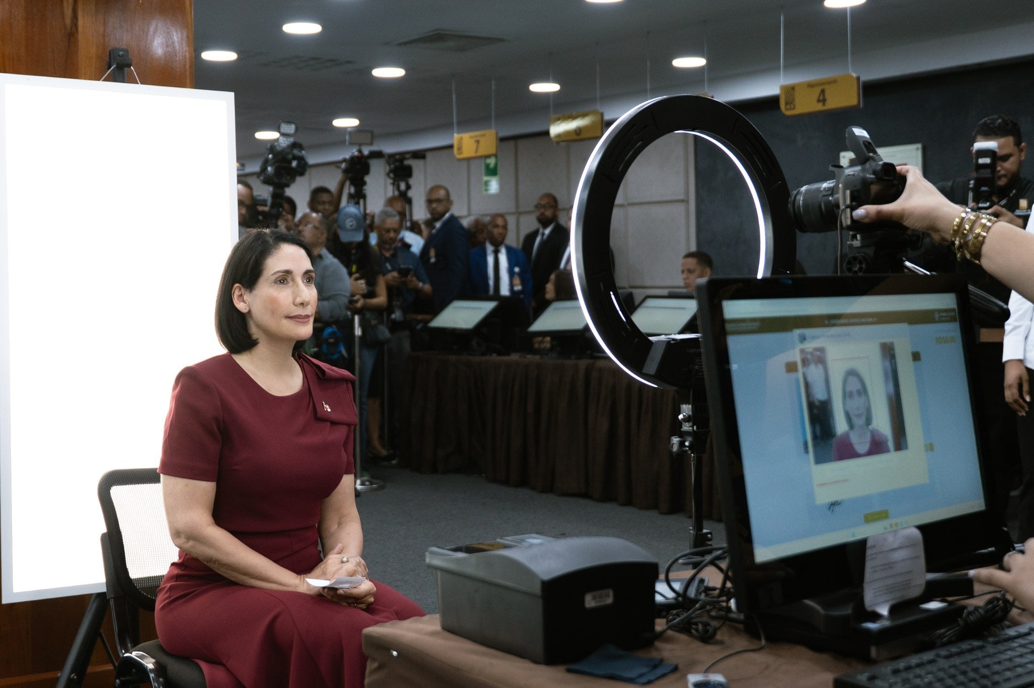 Este cambio responde a los avances tecnológicos y requisitos de seguridad internacional. (Foto cortesía en la red social X de la primera Dama)