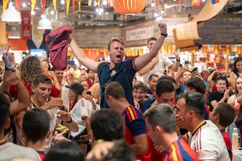 Aficionados de España celebran el triunfo de su selección durante la transmisión del partido de octavos de final del Mundial de la FIFA 2026 entre España y Portugal este 6 de julio de 2026, en Nueva York (EE.UU.). EFE/ Ángel Colmenares
