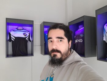 Charly tiene 29 años y