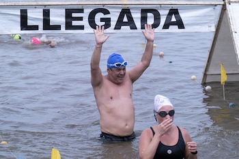 Abrazos y respiraciones agitadas después