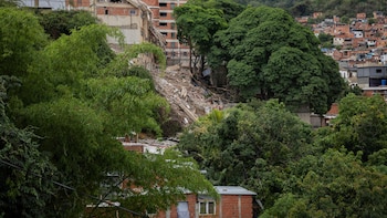 Un colegio en Caracas colapsó parcialmente a nueve días de los potentes terremotos en Venezuela: al menos un herido