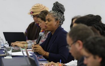 Mediante la firma del Decreto