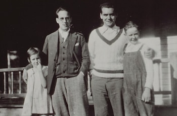 Fotografía de Ángel del Río junto a Federico García Lorca.