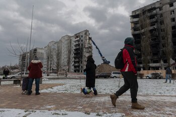 Residentes observan mientras un edificio