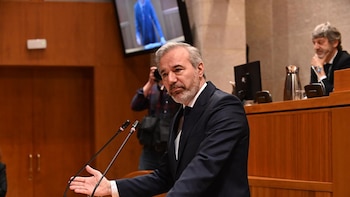 La oposición denuncia la "humillación" de Azcón ante "el pacto de la vergüenza" y Vox defiende la prioridad nacional