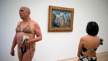 Maurizio Cattelan y un museo suizo sorprenden: una muestra de Cézanne se puede visitar con malla o bikini