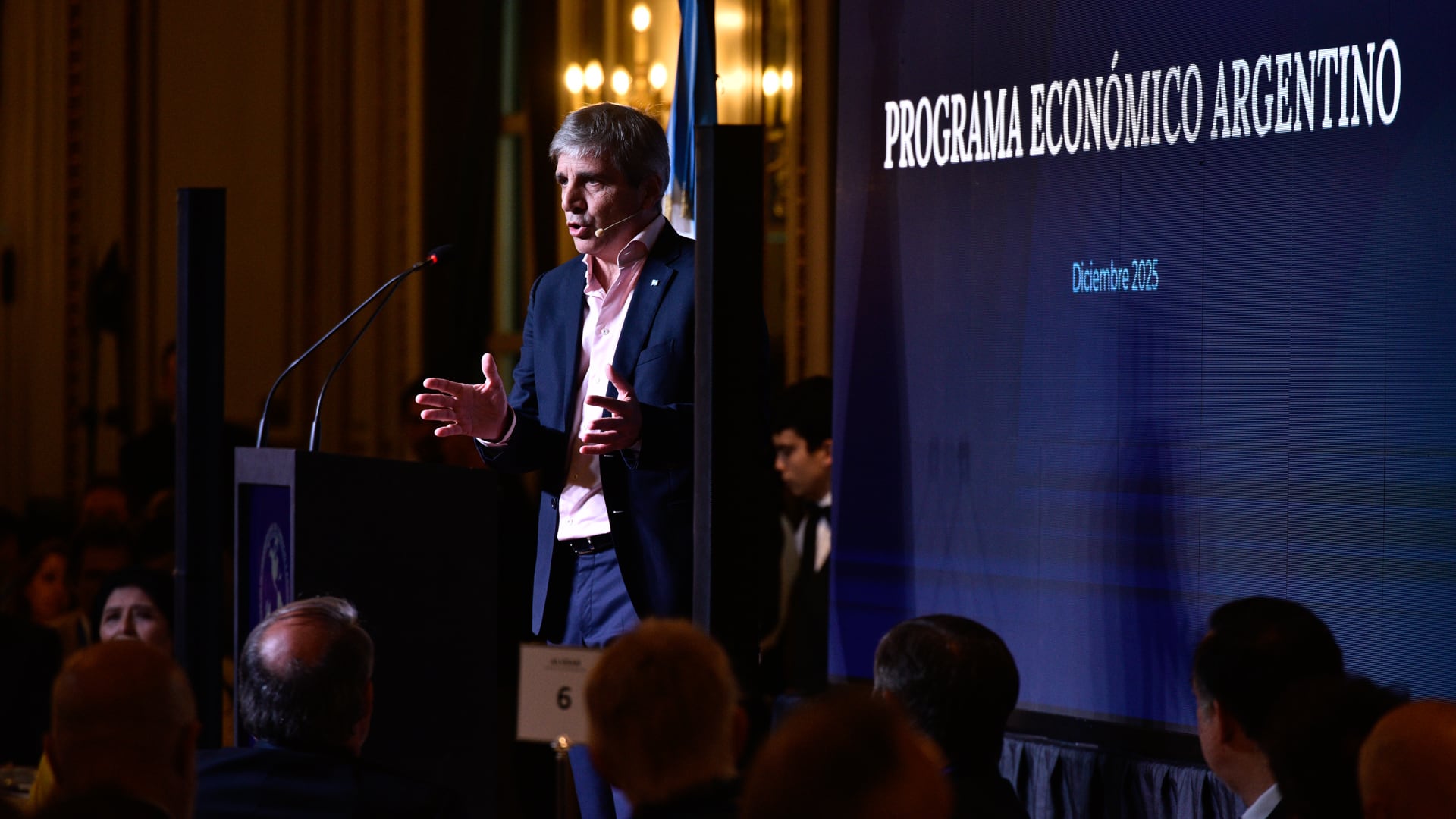 El ministro de Economía, Luis Caputo, informó que el bono en dólares se utilizará para cubrir parte de los vencimientos de deuda de enero.