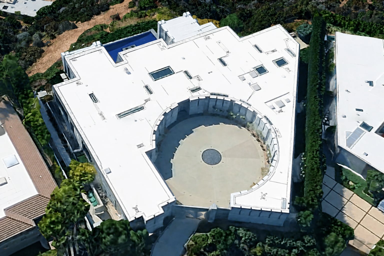 La mansión se ubica en 410 Trousdale Place sobre terrenos históricos vinculados al antiguo Doheny Ranch. (Google Maps)
