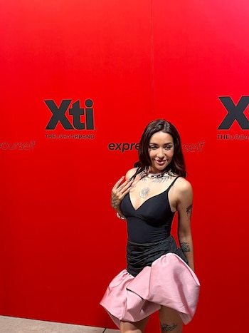 Vestido negro con volados rosados