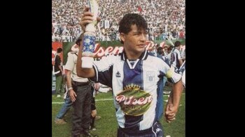 El exfutbolista Paulo Hinostroza celebra