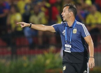 Una foto de Fernando Batista de la época en la que dirigía a la selección preolímpica de Argentina, en febrero de 2020 (REUTERS/Luisa González)