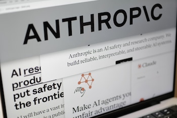 Anthropic reveló que Claude escribe el 80 % de su código interno. (AP Foto/Patrick Sison, Archivo)