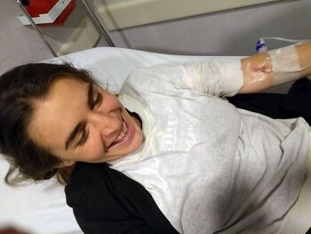 Lucila durante el tratamiento. Escribe