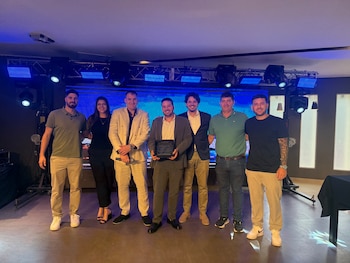 De izq a der: Santiago