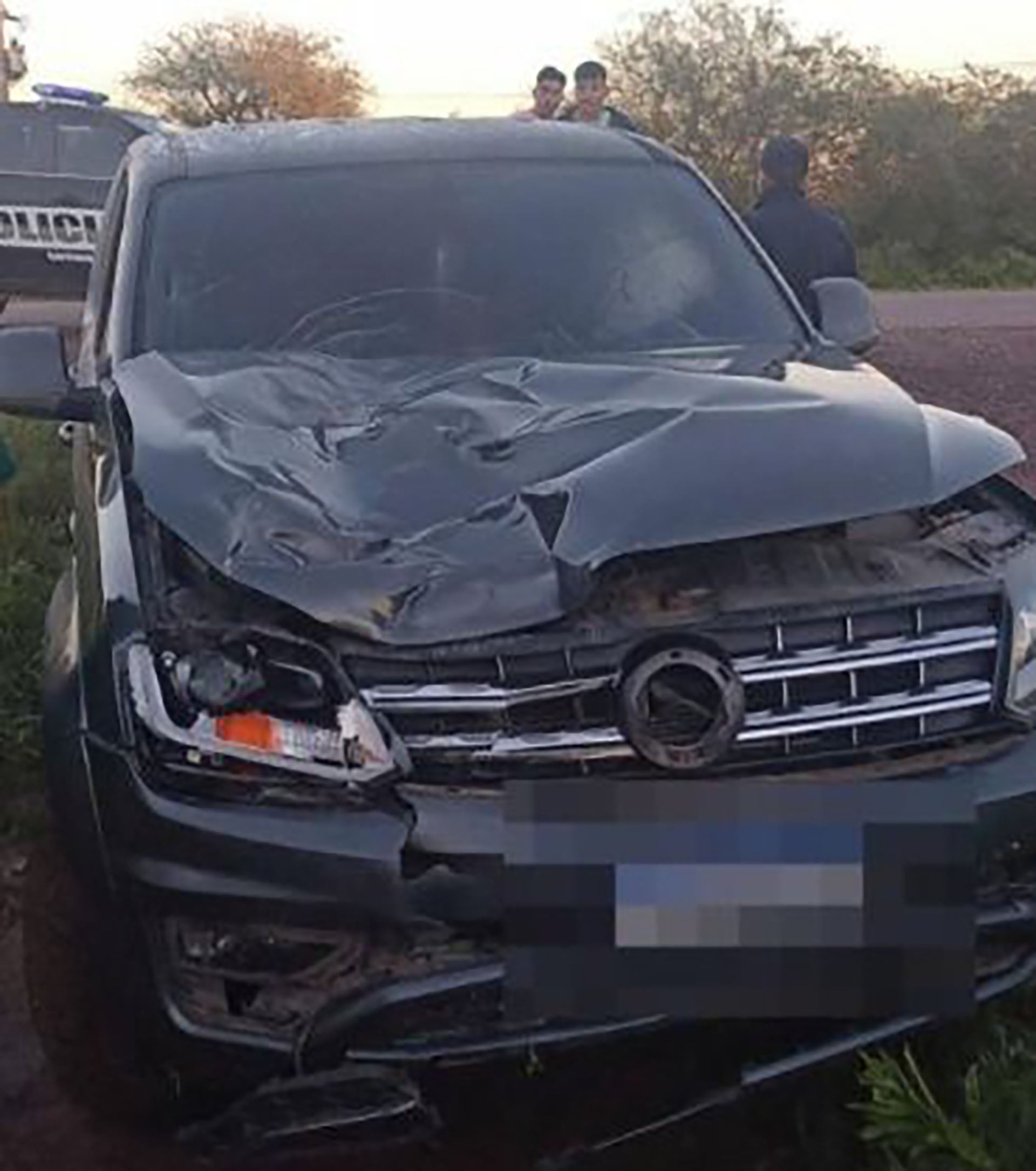 El frente de la camioneta tras el accidente.