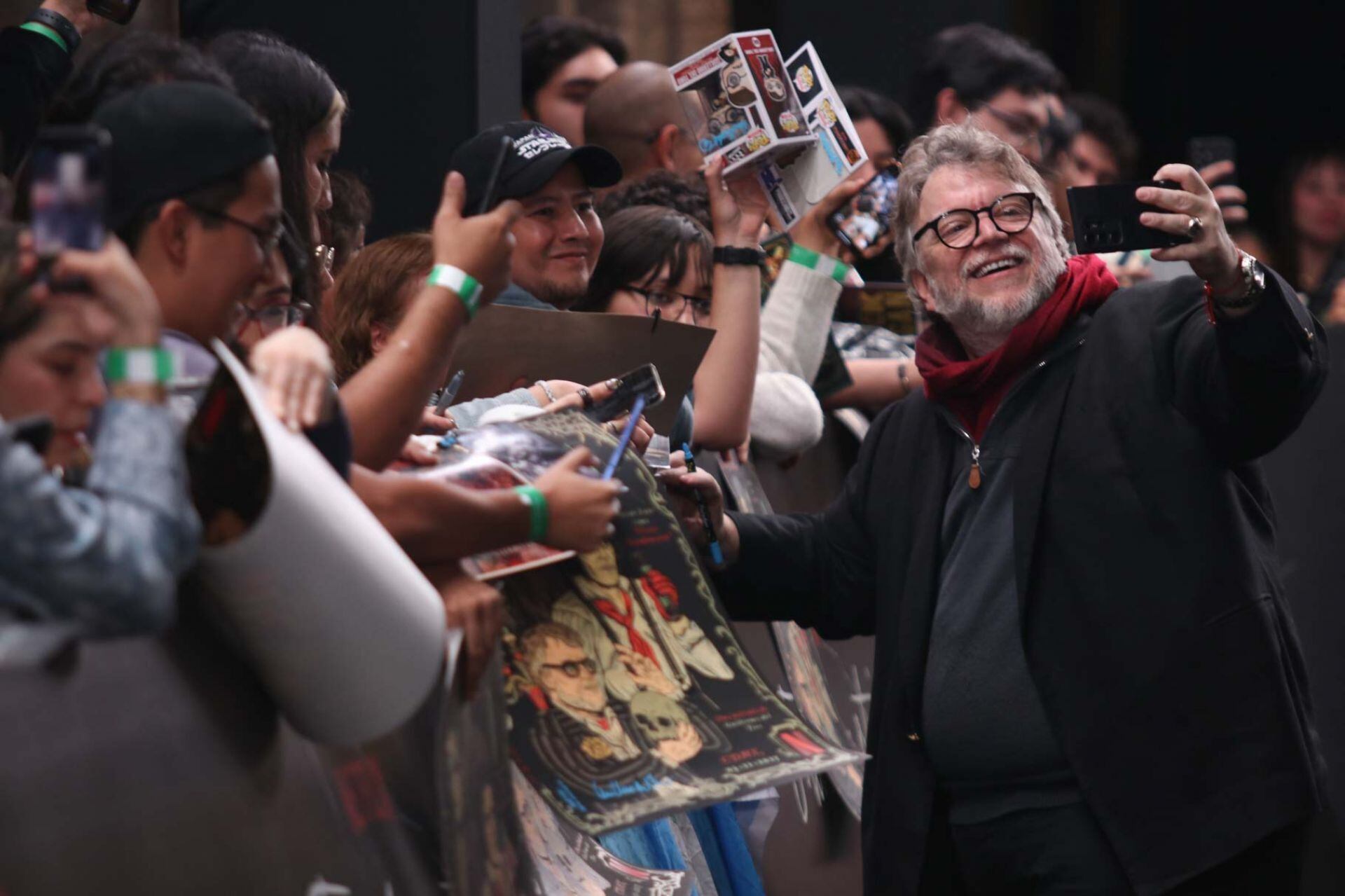 CIUDAD DE MÉXICO, 03NOVIEMBRE2025.- El director Guillermo del Toro de tomó una selfie con fans que acudieron a la Alfombra roja de la película Frankenstein realizada en el recinto de San Ildefonso.FOTO: GRACIELA LÓPEZ/CUARTOSCURO.COM
