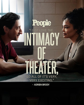 Adrien Brody y una mujer sentados uno frente al otro en una mesa, en perfil. Fondo con una ventana y pared de ladrillo. Hay texto superpuesto