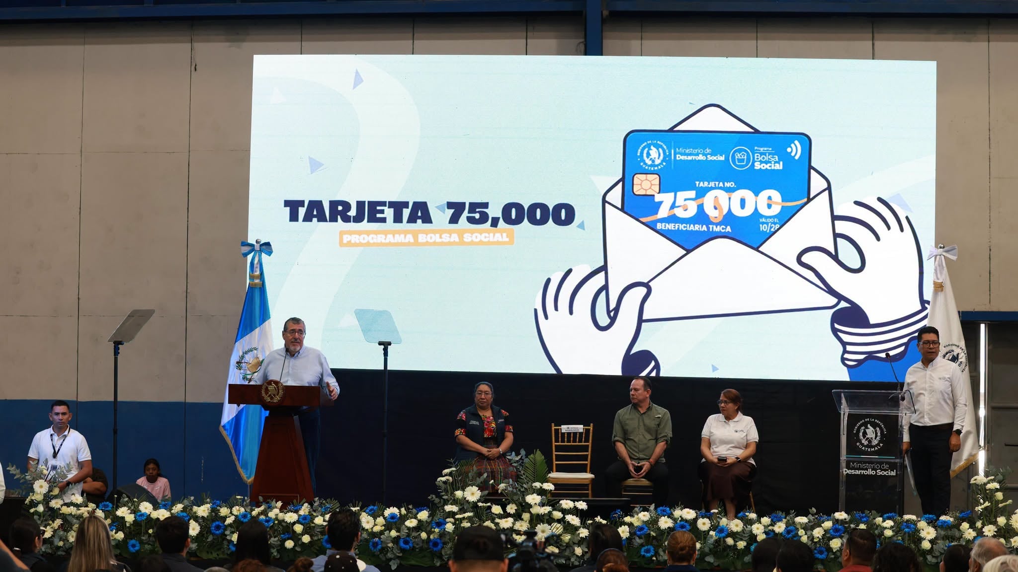 El presidente Bernardo Arévalo presenta la tarjeta 75.000 del Programa Bolsa Social del Ministerio de Desarrollo Social durante un acto público en Guatemala. (Diario de Centroamerica)