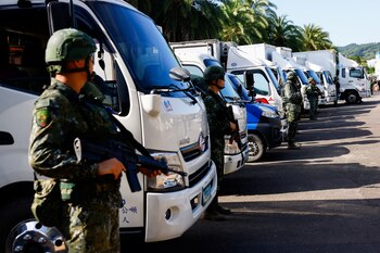 Soldados participan en el primer