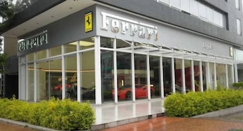 Clientes de Ferrari en Colombia denuncian que pagaron anticipos de hasta 25% por vehículos y no recibieron ni los carros ni el reembolso - crédito Google Maps/Eduardo Palacio Yanguas