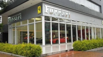 Anticipos millonarios están en el limbo tras el cierre del concesionario Ferrari en Colombia
