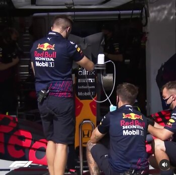 Checo Pérez almacena el agua