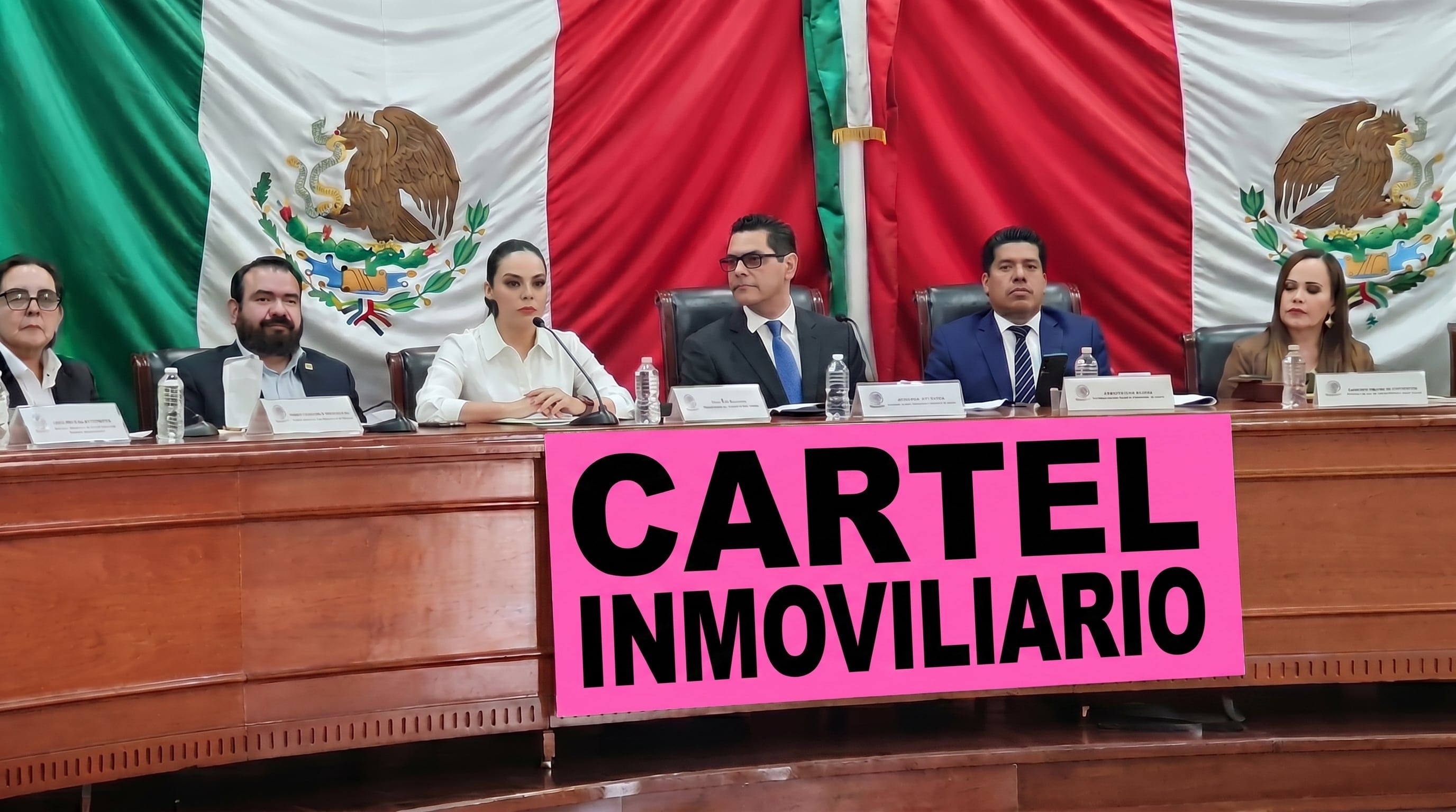 El contenido de la pancarta generó más atención que el mensaje que pretendía transmitir.