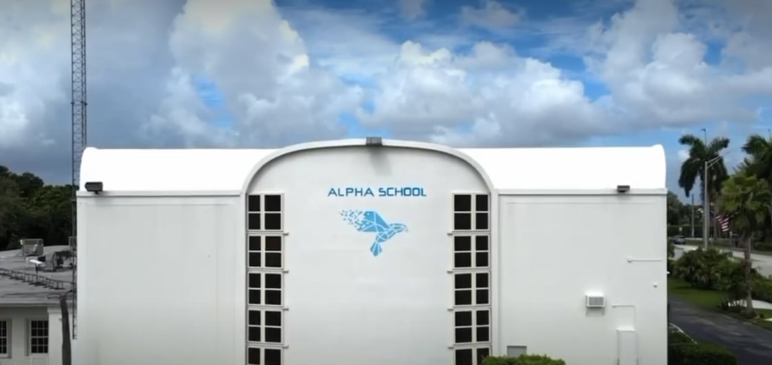 Padres de los estudiantes pagan una matrícula anual de 55.000 dólares atraídos por la enseñanza de competencias personales. (@alphaschool_2hrlearning)