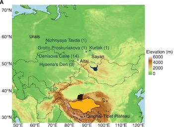 Mapa de elevación de Asia en verde y marrón con nombres de sitios, coordenadas, escala de altitud y la meseta de Qinghai-Tíbet en naranja