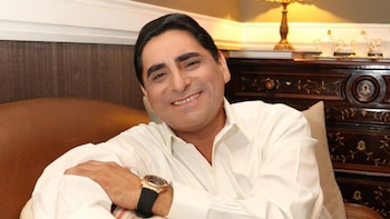 El comediante Carlos Álvarez se convierte en el outsider de las Elecciones 2026, pero ¿qué plantea en lo económico?