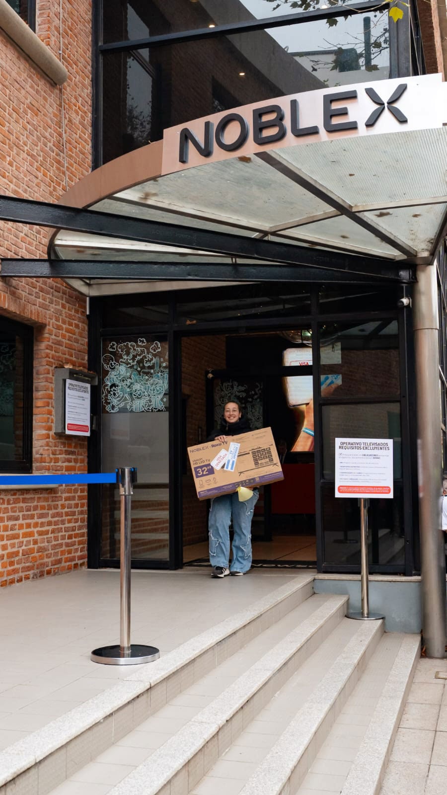 Las primeras 100 personas que acreditaron la documentación requerida recibieron un Smart TV Noblex de 32 pulgadas