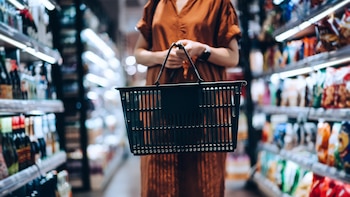 Adiós a la comida “plastificada” del supermercado y a los sobres de kétchup en la hostelería: qué cambia con la nueva normativa europea sobre envases y residuos