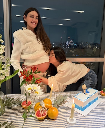 La influencer junto a su hermana Inés, quien dio a luz a su primer hijo durante el partido de Argentina ante Suiza