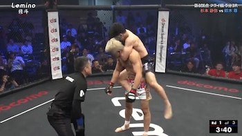 Fingió quedar inconsciente, se zafó de su rival y ganó el combate: la inesperada maniobra de un luchador de MMA que revolucionó las redes sociales