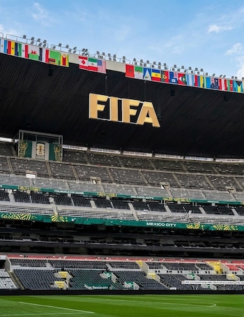 El graderío superior luce un letrero dorado de FIFA, reforzando la identidad oficial del evento mundialista en México. (Crédito especial: X/ @ar2_mx)
