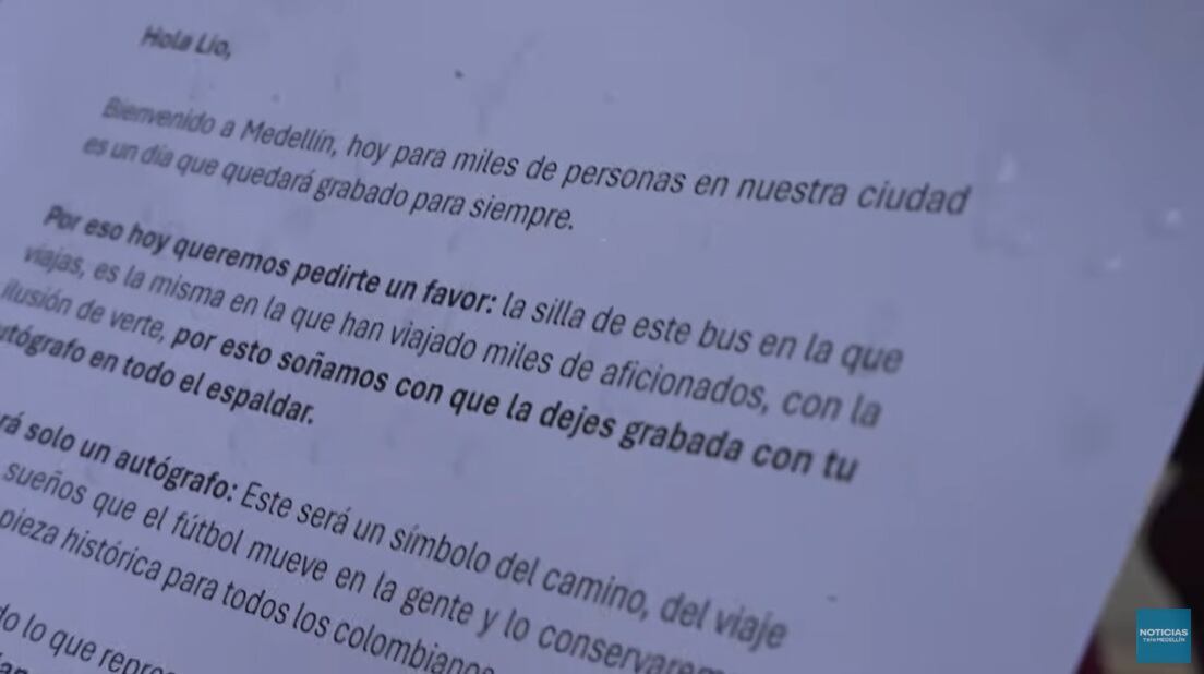 Esta fue la carta que le dejaron a Messi en el asiento del bus - crédito captura de pantalla Telemedellín/YouTube