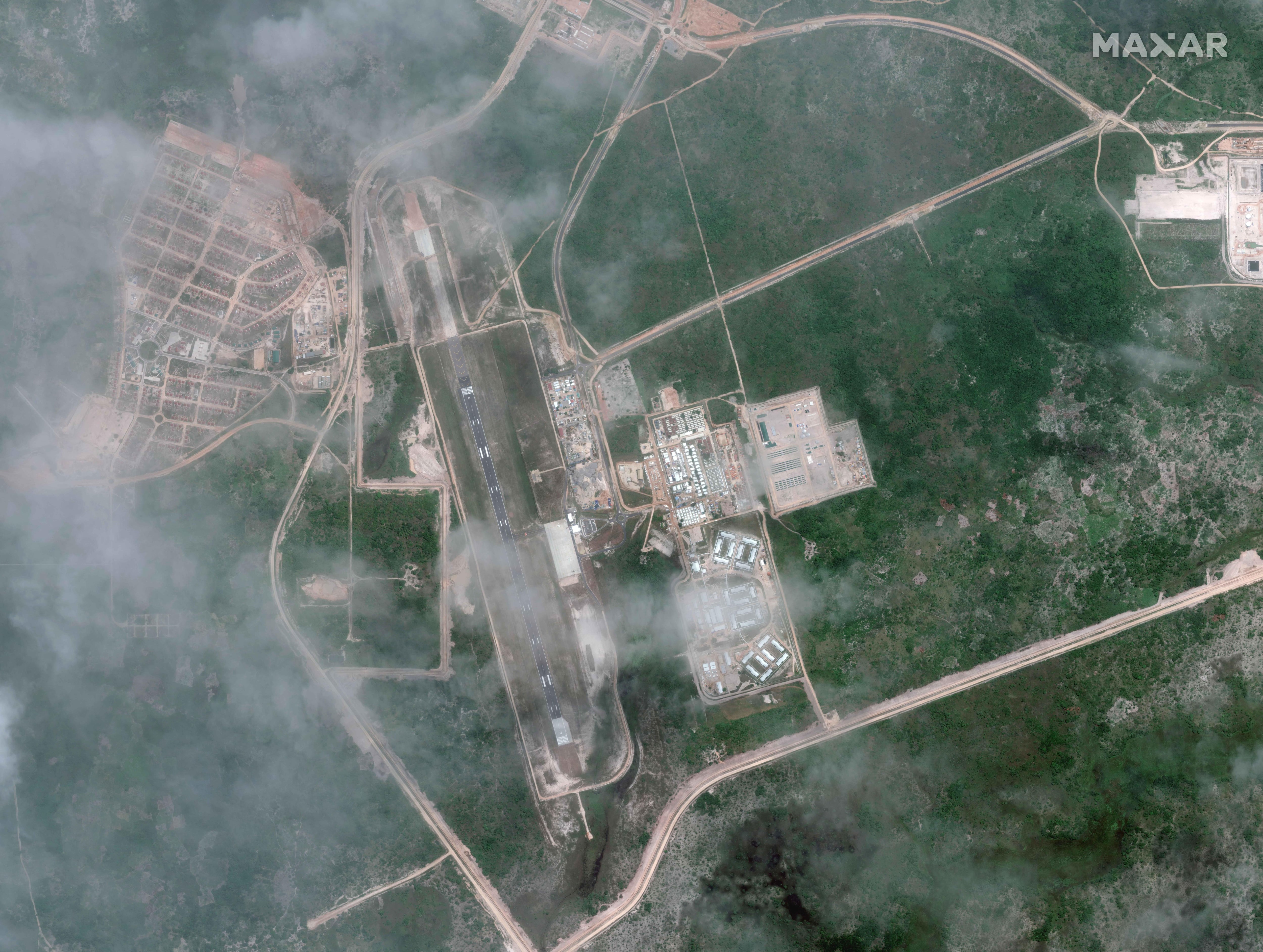 Vista aérea del pryecto de planta terrestre de GNL en Mozambique, que TotalEnergy reinició en enero pasado, 5 años después de un atentado terrorista ocurrido en 2021
REUTERS Maxar Technologies/Handout via REUTERS