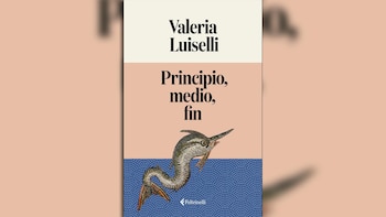 La cubierta del libro 'Principio, medio, fin' de Valeria Luiselli. Muestra un diseño vertical con bloques de color beige, melocotón y azul, y una criatura marina de mosaico