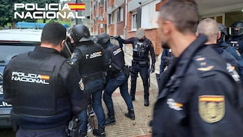 Un hombre encierra en casa