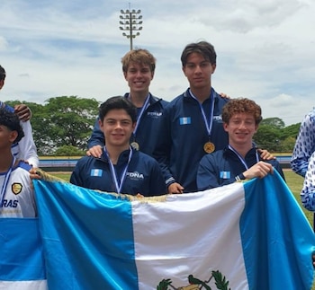 El equipo de relevo masculino U20 integrado por Diego Hernández, Nicholas Hernández, David Fernández y Santiago Orellana conquistó el oro para Guatemala en los 4x100 metros con 43.30 segundos. (Foto cortesía Federación Deportiva Nacional)