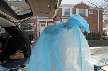 El enfermero, Ozail Bennett, vistiéndose