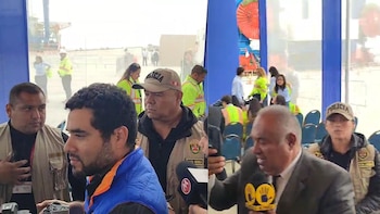 Medios de comunicación rodeados por